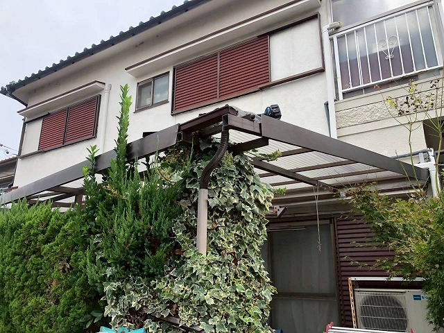 明石市の戸建でカーポートの補修工事を行いました！トラック接触による破損をすっきり修理